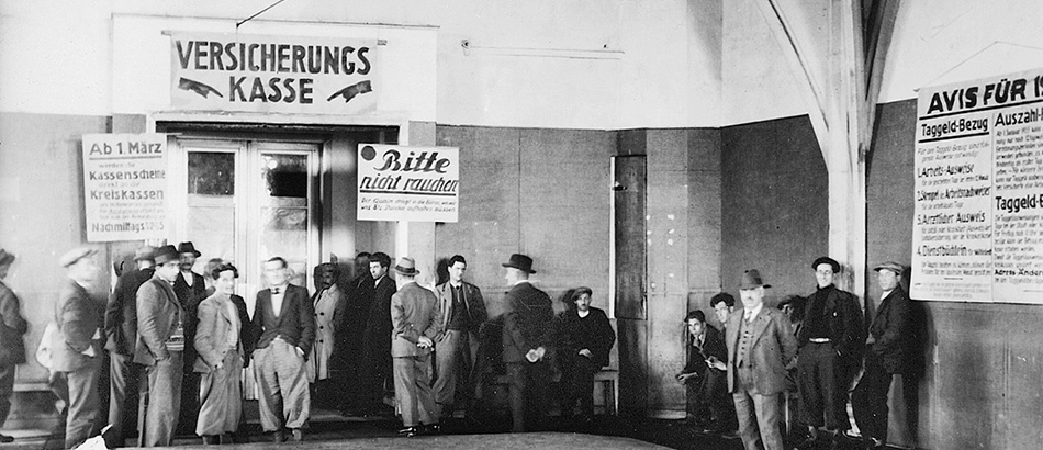 Versicherungskasse - Städtische Krisenhilfe Zürich, Wartehalle im Helmhaus, 1936, Fotograf Edy Meyer, Quellennachweis: Schweizerisches Sozialarchiv, Zürich.