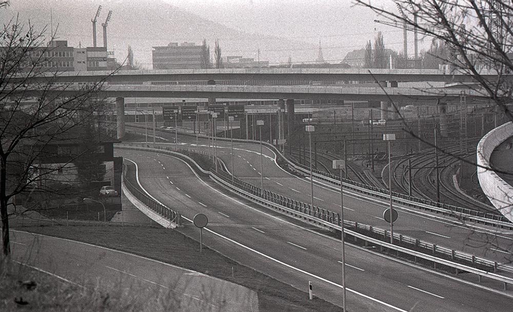 Leere Autobahn am autofreien Sonntag. 23 November 1973, Fotografie von Rolf Widmer, RBA3-2_10461_2 © StAAG / RBA.