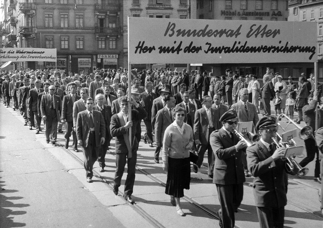 1. Mai-Umzug: Marsch mit Musizierenden und Banner. Quellennachweis: Schweizerisches Sozialarchiv Zürich, F_5047-Fb-054.
