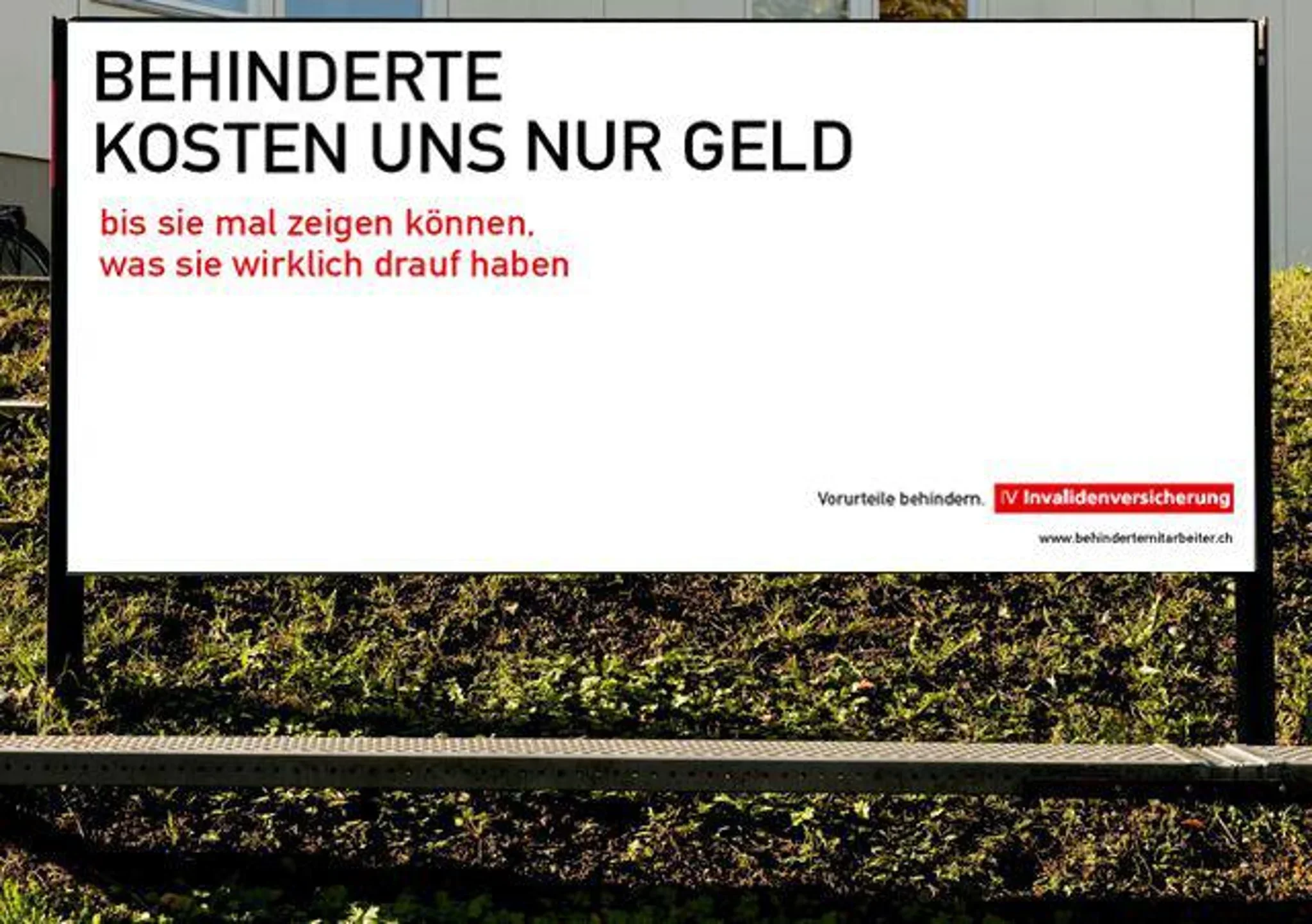 Plakatkampagne der Invalidenversicherung für die Integration von Menschen mit Behinderungen, 2009. Ironischer Text: Behinderte kosten uns nur Geld. Internet