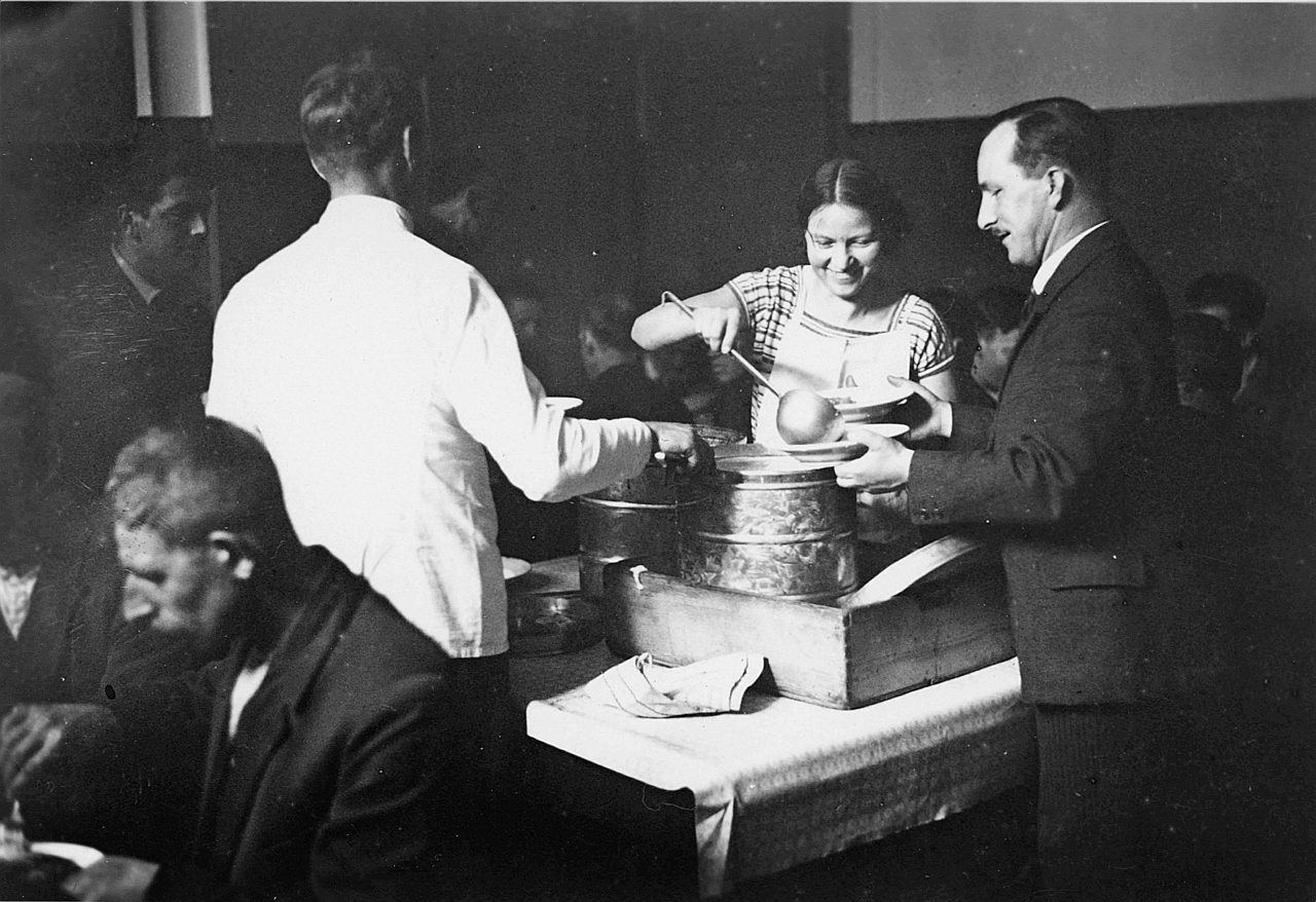 50 hungrige Arbeitslose werden auf dem städtischen Arbeitsamt [Bern] verpflegt, ca. 1933, Urheber:in unbekannt, Schweizerisches Sozialarchiv: F 5096-Fx-001