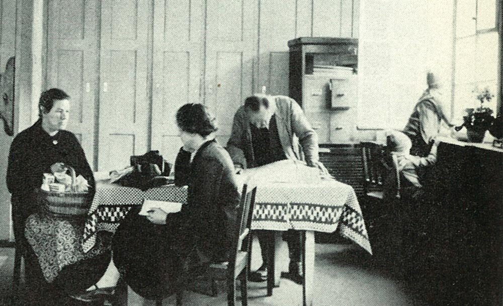 Besuch einer Sozialarbeiterin. Emma Steiger, Geschichte der Frauenarbeit in Zürich, Zürich 1964.