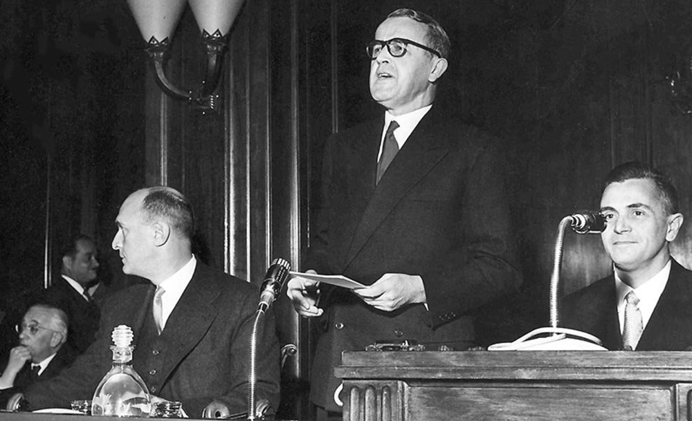 Bundesrat Max Petitpierre an der regionalen Konferenz der Internationalen Arbeitsorganisation (IAO), 1955. ILO, Photo Gallery, Bild: e11043, Copyright International Labor Organization.