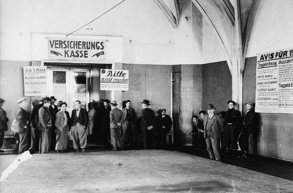 Versicherungs- und Fürsorgestelle der Stadt Zürich, Warteraum im Helmhaus (1936), Edy Meyer. Schweizerisches Sozialarchiv.