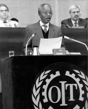 Nelson Mandela an der 77. internationalen Arbeitskonferenz, Genf, 8. Juni 1990. Quellennachweis: Bilddatenbank der ILO.