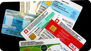Schweizerische Krankenversicherungskarten diverser Anbieter. Quellennachweis: http://www.radiofm1.ch/mediathek/at/12682 [11.02.2014].