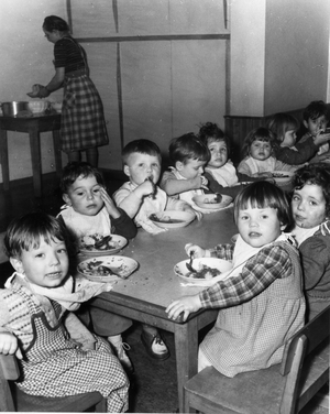 Album “Zum 50. Jubiläum der Kinderkrippe Neustadtgasse Zürich“, 1956. Quellennachweis: Schweizerisches Sozialarchiv, Sozarch_F_5078-FX-01-030.