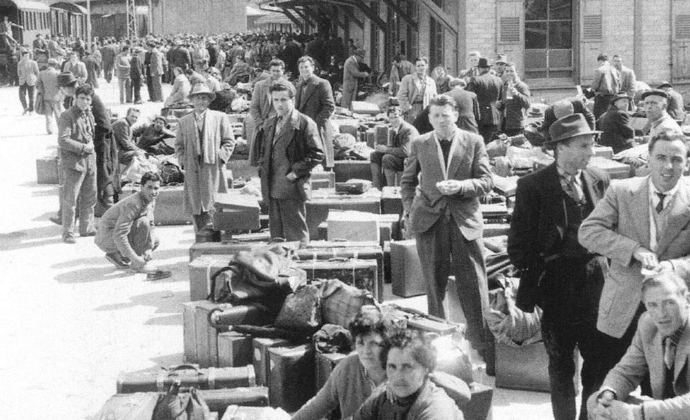 Gastarbeiter am Bahnhof Brig in den 1950er Jahren, Fotografie von Hermann Freytag, in: Ernst Halter (Hg.), Das Jahrhundert der Italiener, Zürich 2003, Copyright Ringier Dokumentation.