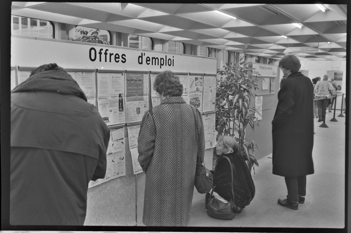 Arbeitslose Männer und Frauen vor einem Aushang mit Stellenanzeigen. ASL-Fotoagentur Actualités Suisses Lausanne (1954 - 1999). Datiert Nov. 1993. 2,4 x 3,6 cm, Schweizerisches Nationalmuseum, LM-149724.1