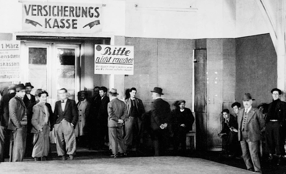 Versicherungs- und Fürsorgestelle der Stadt Zürich, Warteraum im Helmhaus (1936), Edy Meyer. Schweizerisches Sozialarchiv.