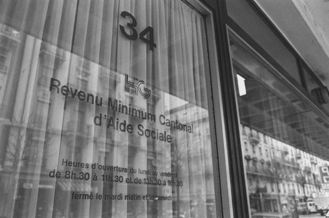 Fenster einer Sozialhilfe-Stelle. Quellennachweis: Schweizerisches Sozialarchiv, Sozarch_F_5031-Fb-0392.