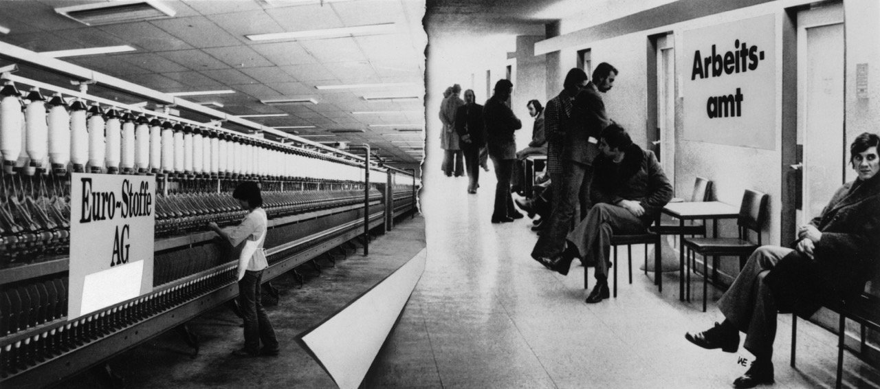Fotomontage von Walter Erb: Waren- und Arbeitslosenproduktion - Euro-Stoffe AG - Arbeitsamt (eine Person bedient alleine eine riesige Maschine, auf dem Arbeitsamt warten viele Personen). Schweizerisches Sozialarchiv, Zürich.