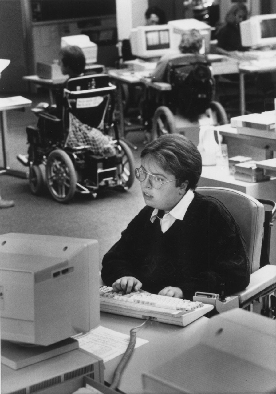 Eine Person mit Behinderung bei der Arbeit. Schweizerisches Sozialarchiv Zürich, Sozarch_F_5032-Fb-0723.