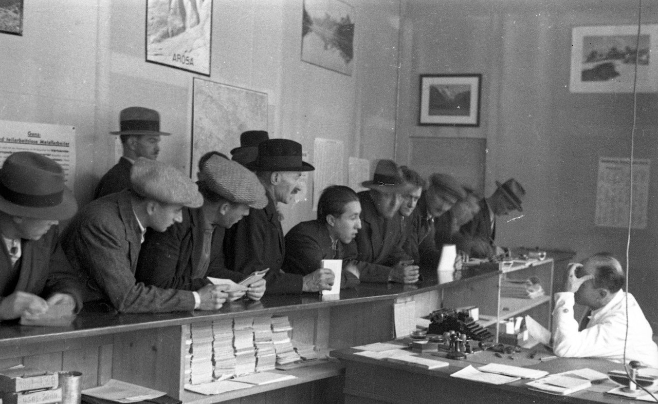 Arbeitsamt der Stadt Zürich (Flössergasse) 1931: Arbeitslose stehen in einer Warteschlange. Quellennachweis: Schweizerisches Sozialarchiv, Zürich, F 5092-Na-001.