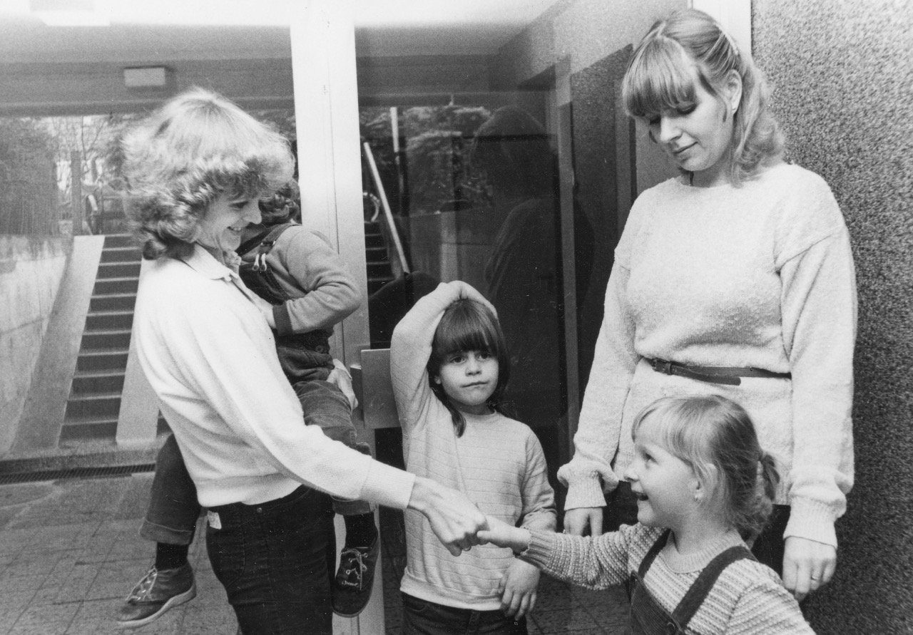 "Die Tagesmutter betreut das Kind während der Arbeitszeit der Mutter", um 1983. Quellennachweis: Sozialarchiv Zürich, Sozarch_F_5146-Fa-0229