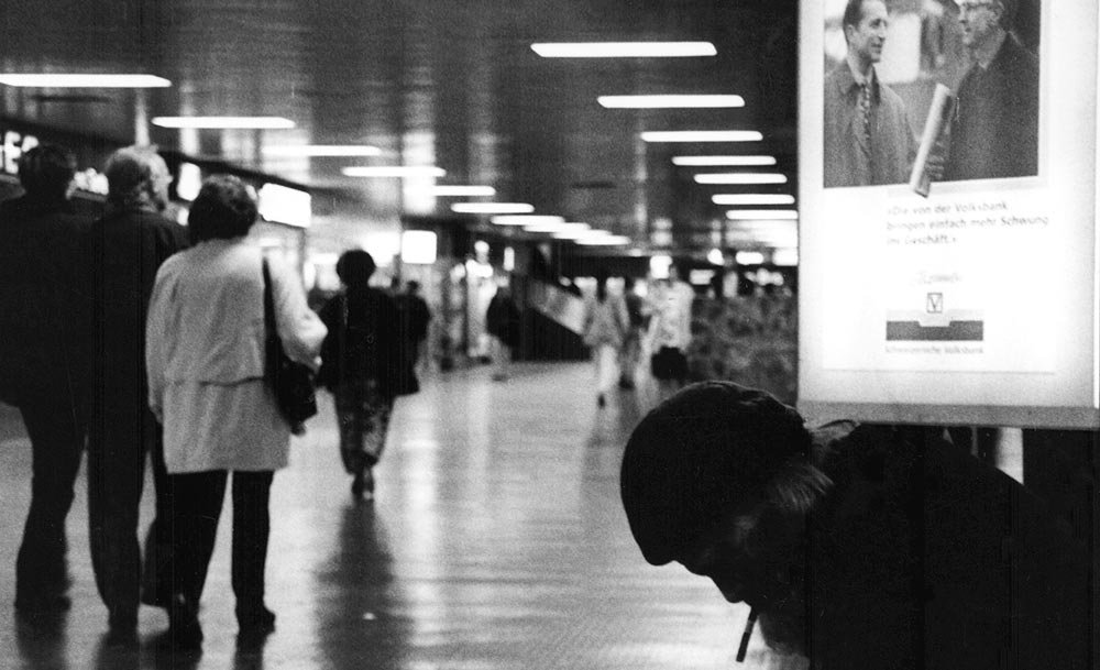 Obdachloser in einem Einkaufszentrum, Fotografie von Giuliano Da Campo. Schweizerisches Sozialarchiv, Zürich.