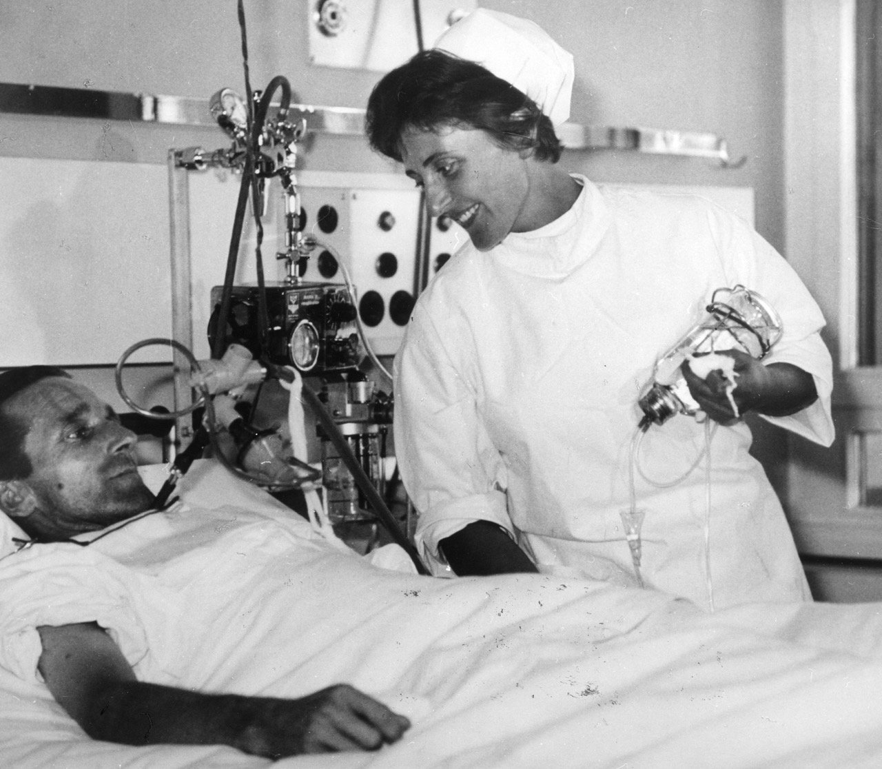 Schweizerische Ausstellung für Frauenarbeit (SAFFA) 1958: Die Krankenschwester. Quellennachweis: Schweizerisches Sozialarchiv, Zürich: F Fb-0020-33