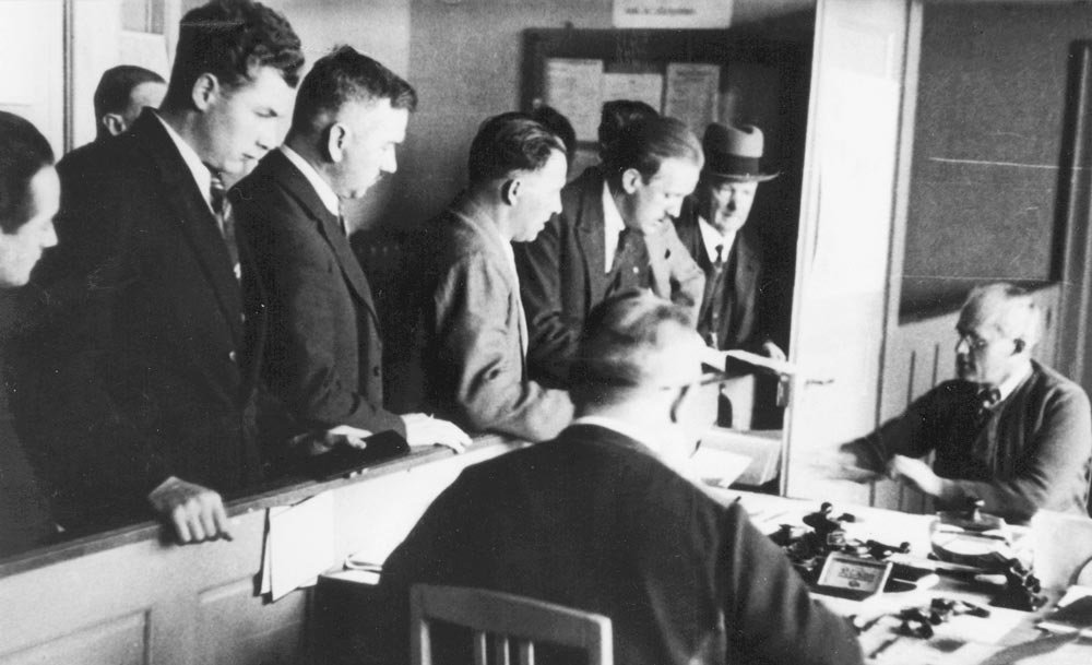Arbeitlose in einem Büro beim Warten, 1920er-Jahre, Sozialarchiv Zürich