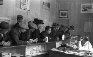 Employment Office of the City of Zurich (Flössergasse) 1931: the unemployed stand in a queue. Source: Schweizerisches Sozialarchiv Zürich, F 5092-Na-001.