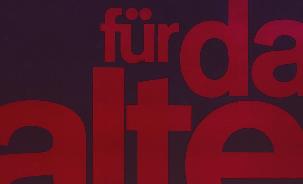 Plakat mit alter Frau der Stiftung für das Alter.