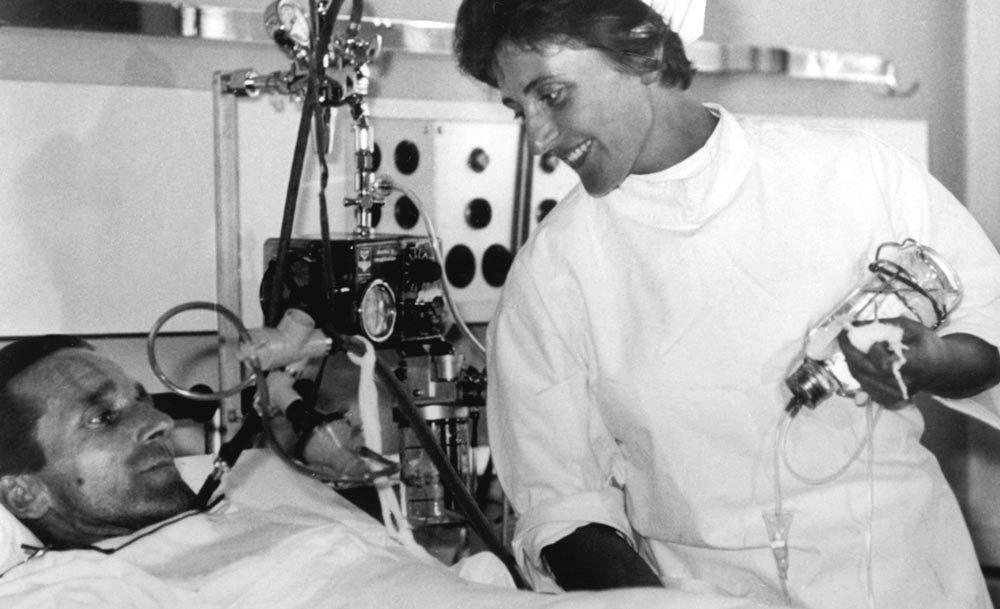 Krankenschwester mit Patient im Krankenhaus.