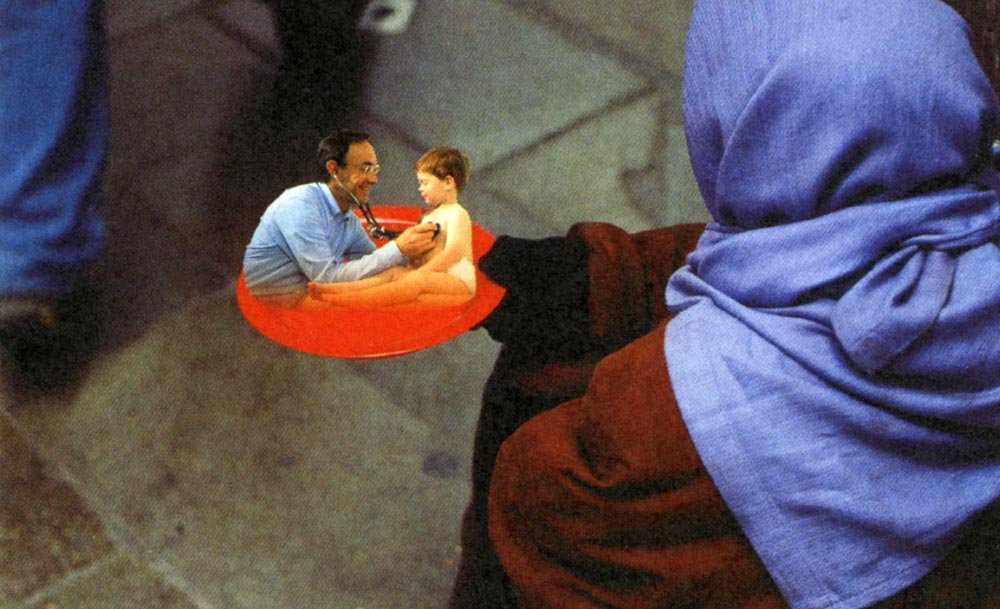 Abstimmungsplakat mit bettelnder Frau für die Einführung der obligatorischen Krankenversicherung, 1994.
