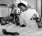 Krankenschwester mit Patient im Krankenhaus.