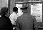 Männer und Frau lesen ein Plakat, das 1939 die Kriegsmobilmachung verkündet.