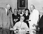 Der amerikanische Präsident Roosevelt signiert 1935 den Social Security Act.