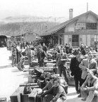 Gastarbeiter am Bahnhof Brig in den 1950er Jahren.
