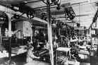 Fabrikhalle mit Arbeiter, zwischen 1900 und 1920.